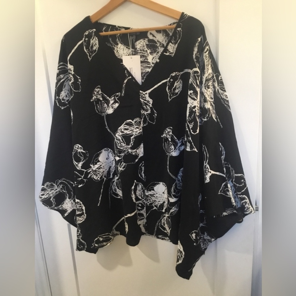 BloomChic Black & White Floral V-Neck Tunic